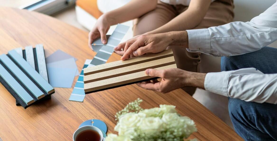 Odcienie Beckers a drewniane elementy – jak uzyskać spójną aranżację?