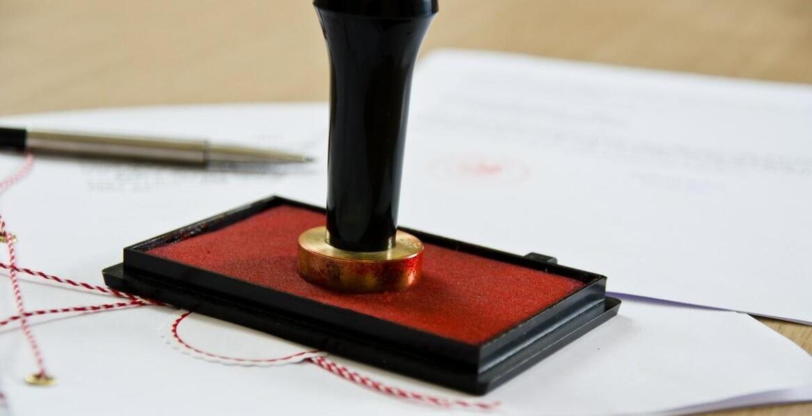 Upoważnienie notarialne a przesyłu służebności – jak je rozgraniczyć?