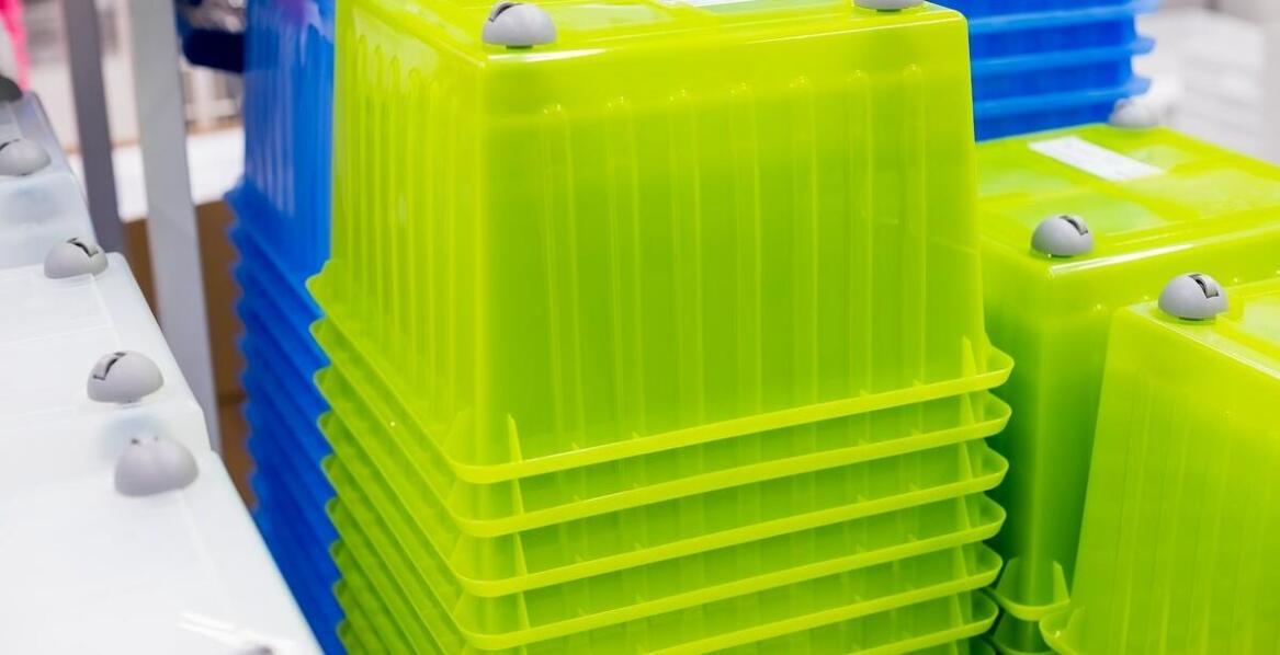 Przewaga plastikowych kontenerów nad metalowymi w sektorze magazynowym