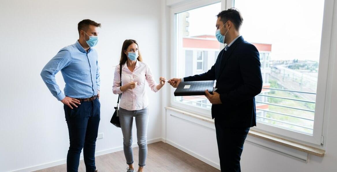 Jakie są różnice między samodzielnym wynajmem a wynajmem przez biuro?