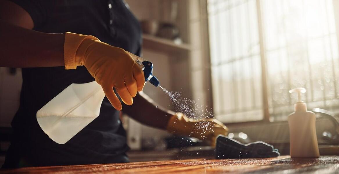 Jak tania firma sprzątająca dba o bezpieczeństwo stosowanych środków do czystości?