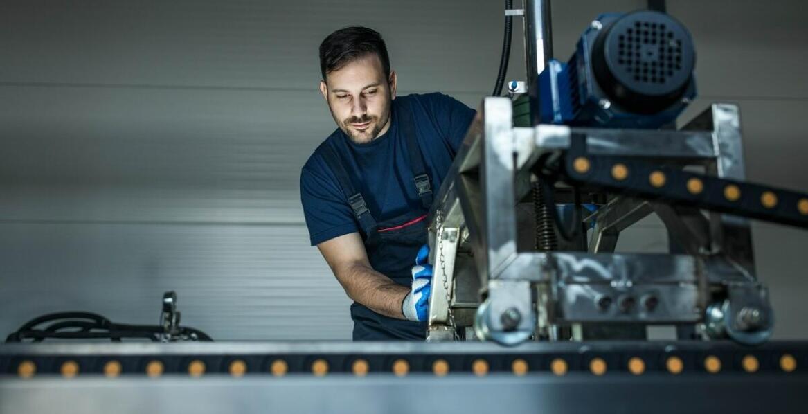 Jak montaż i uruchomienie maszyn pakujących wpływa na ciągłość pracy?