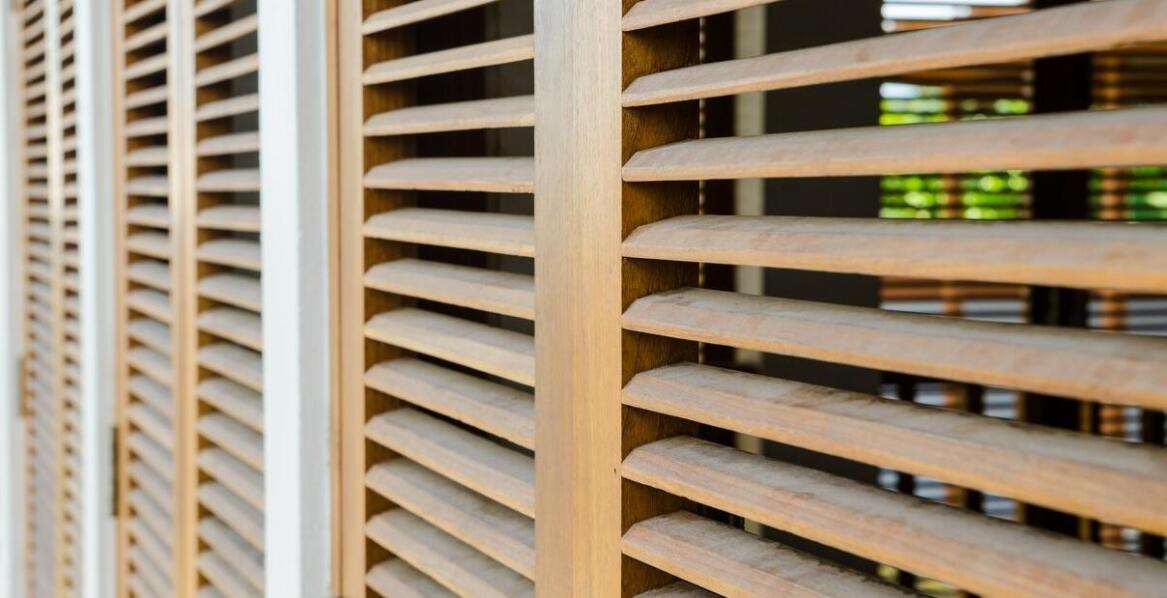 Drewniane żaluzje wewnętrzne - elegancja i naturalny urok w domu