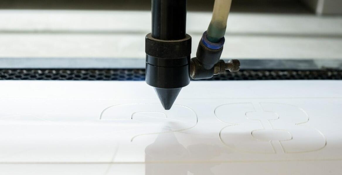 Jak cięcie plexi zmienia podejście do personalizacji wizualnych elementów?