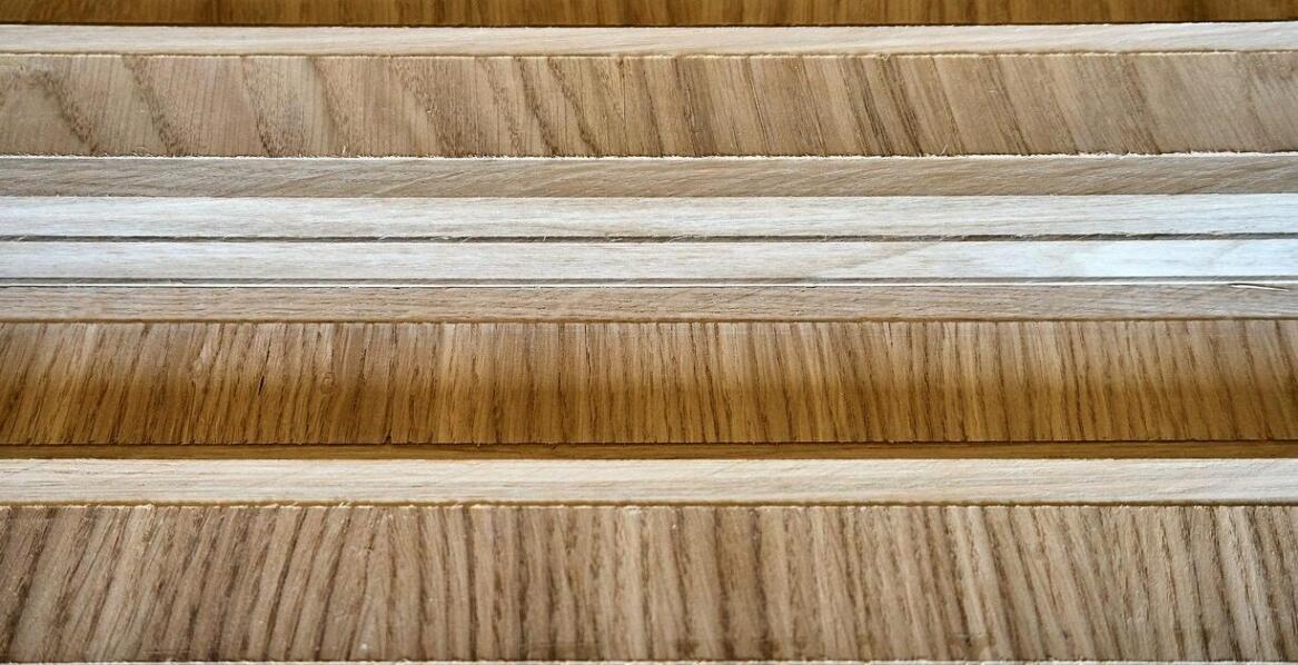 Jak drewniane barierki na schody wpisują się w koncepcję budownictwa ekologicznego?