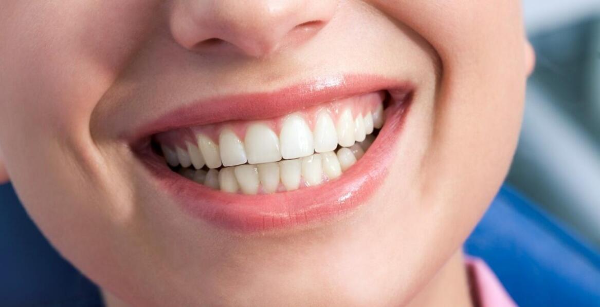 Protetyka nowej generacji – jak współczesne materiały poprawiają estetykę zębów?