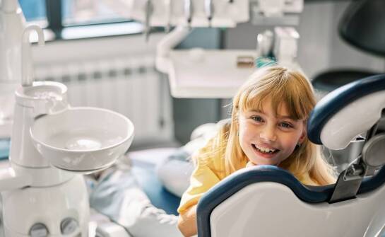 Dlaczego warto regularnie usuwać nazębny kamień u dzieci i młodzieży?