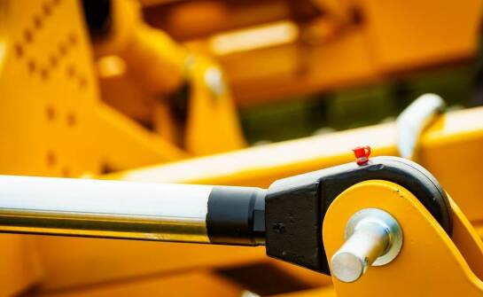 Dlaczego producent hydraulicznych siłowników jest kluczowy dla przemysłu budowlanego?