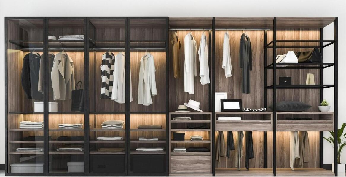 Schiebetürenschränke als Schlüssel zu einem geräumigen und ordentlichen Schlafzimmer