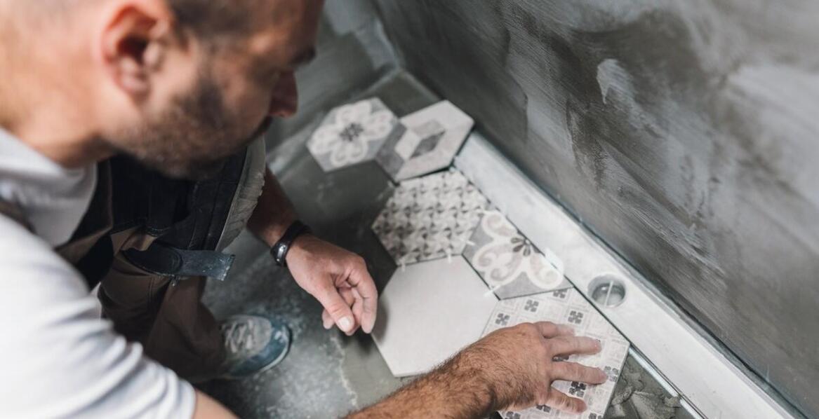 Układanie płytek w wzorach i kształtach nietypowych