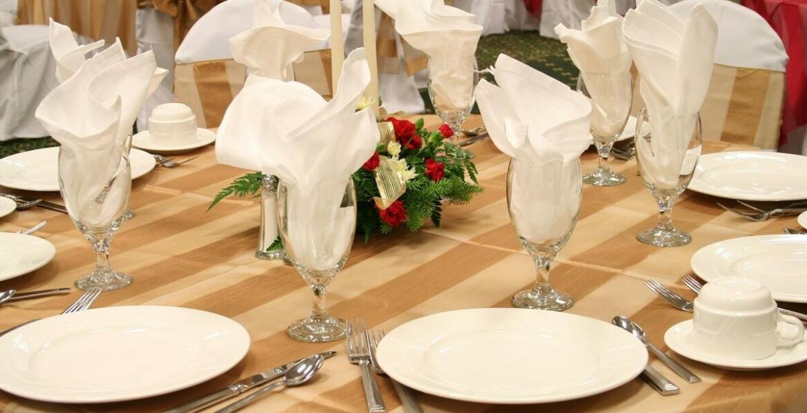 Okolicznościowy catering: jak zadbać o gustowne podanie potraw?