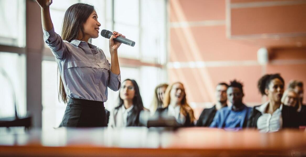 Jak audiodeskrypcja wspiera dostępność treści na wydarzeniach międzynarodowych?