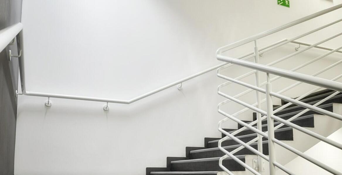 Porównanie drabin ewakuacyjnych o różnych długościach – dlaczego wybrać model o długości 10 m?