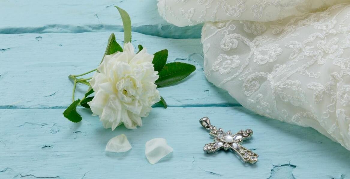 Jakie dodatki najlepiej współgrają z sukniami z koronki i tiulu?