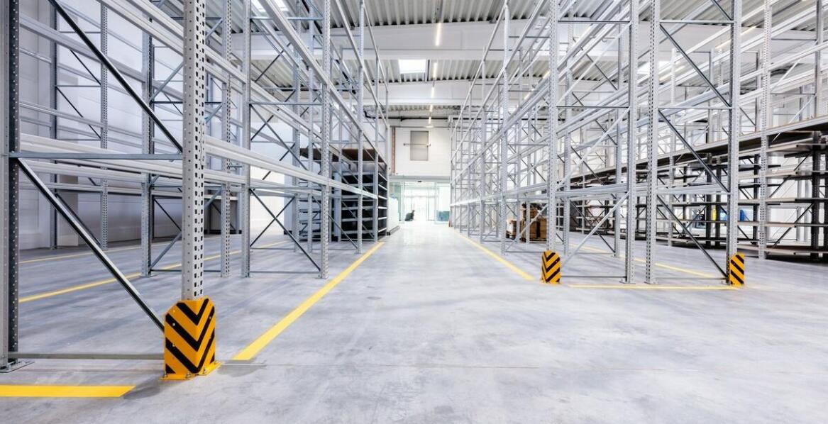 Jak czyszczenie produkcyjnych hal wpływa na zgodność z sanitarnymi normami?