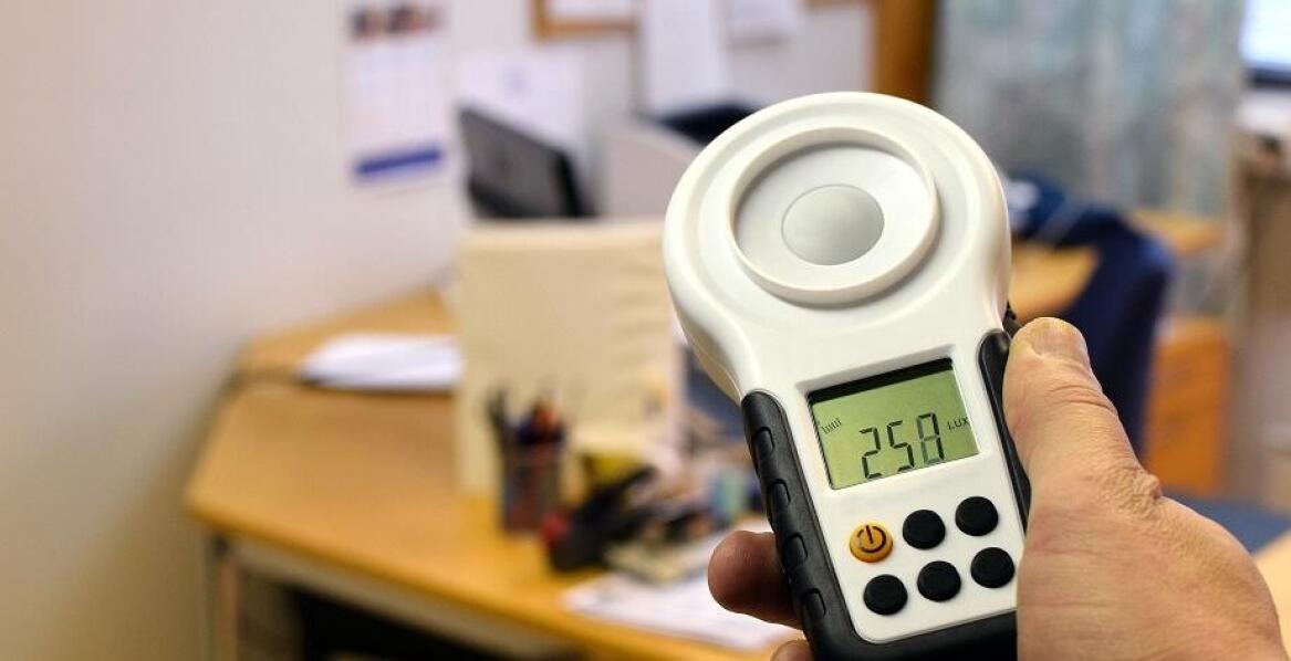 Współpraca między działem BHP a laboratoriami w kontekście rejestru pomiarów szkodliwych czynników