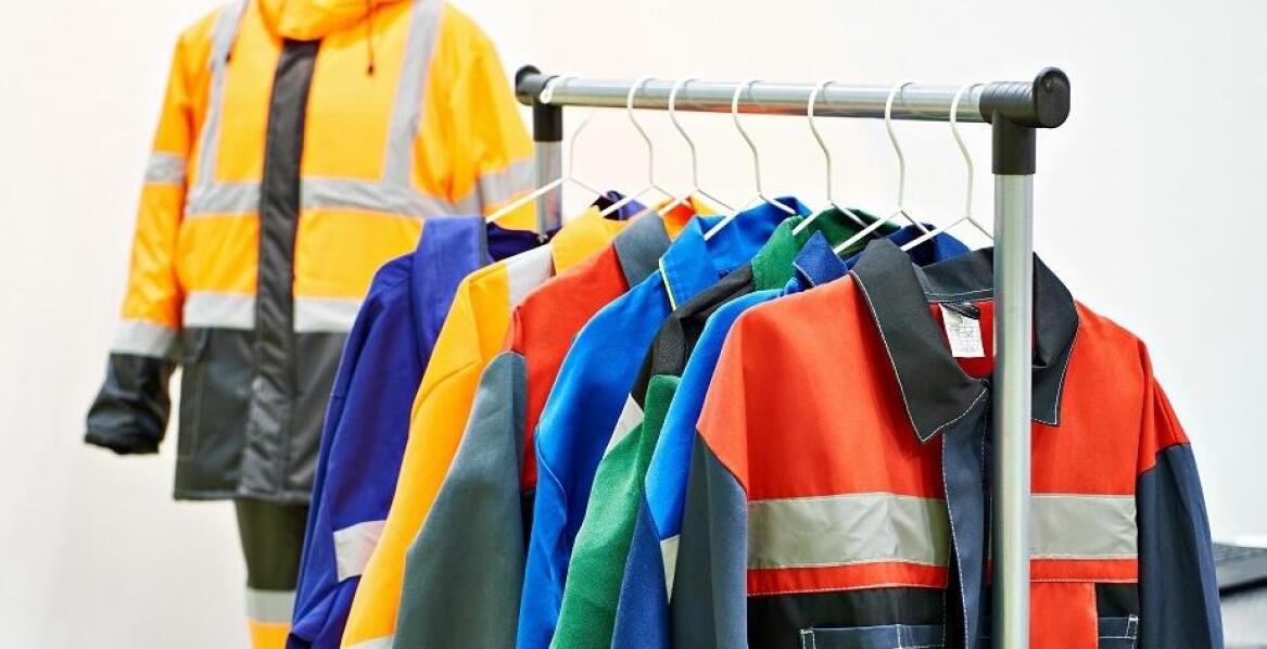 Kluczowe aspekty wyboru odzieży antystatycznej w sklepie z BHP odzieżą