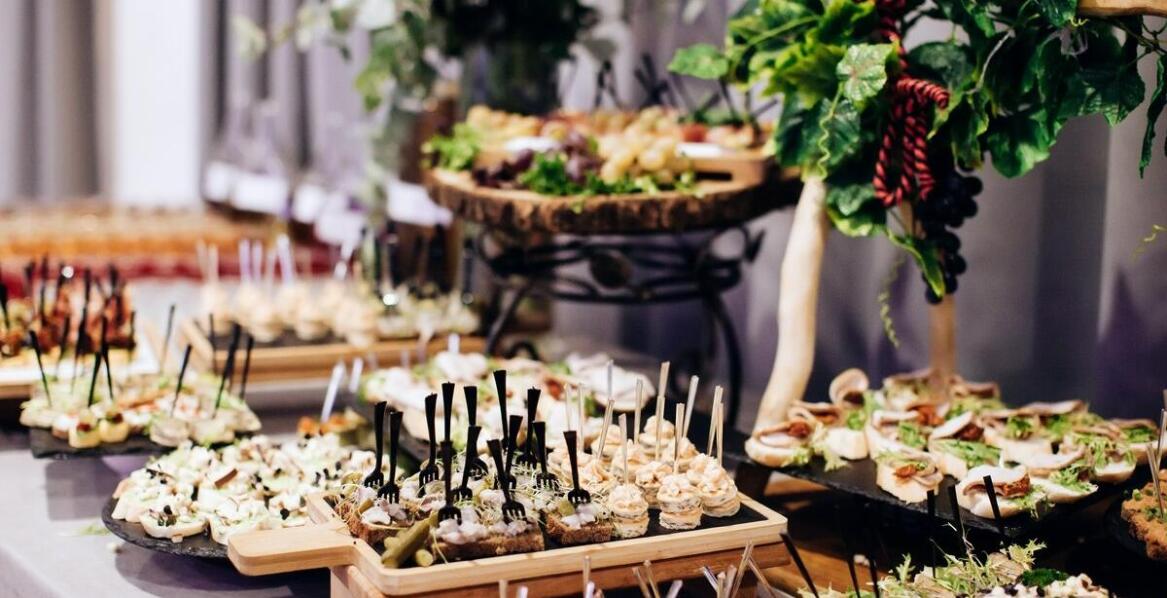 Menu wiejskiej chatki: idealne propozycje na catering eventowy