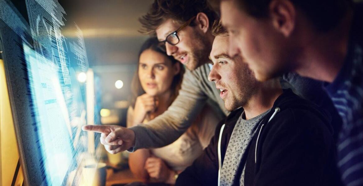 Jakie są korzyści z dostosowywania oprogramowania EA do specyficznych potrzeb klienta?