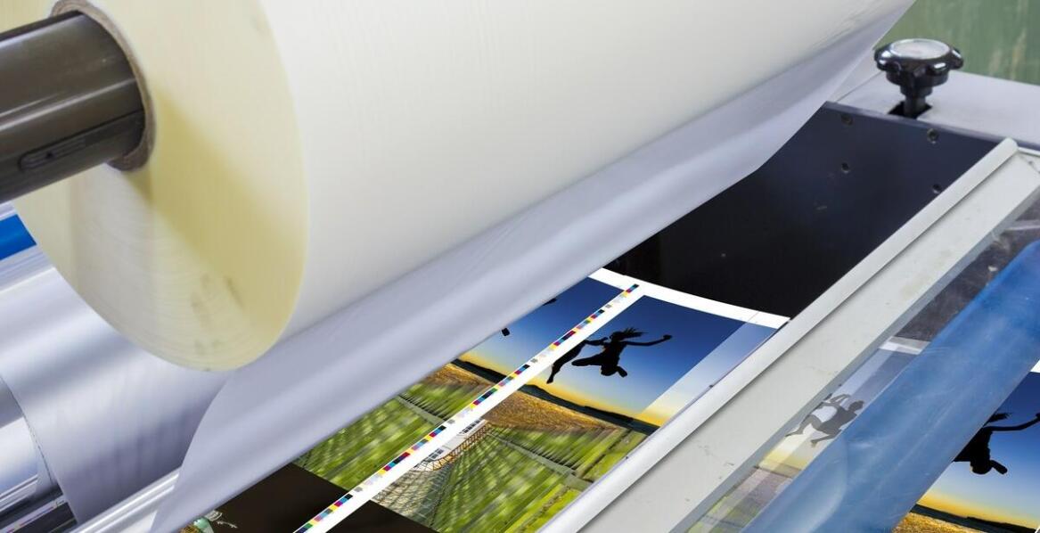 Jak laminatory wpływają na jakość końcowych produktów w firmach reklamowych?