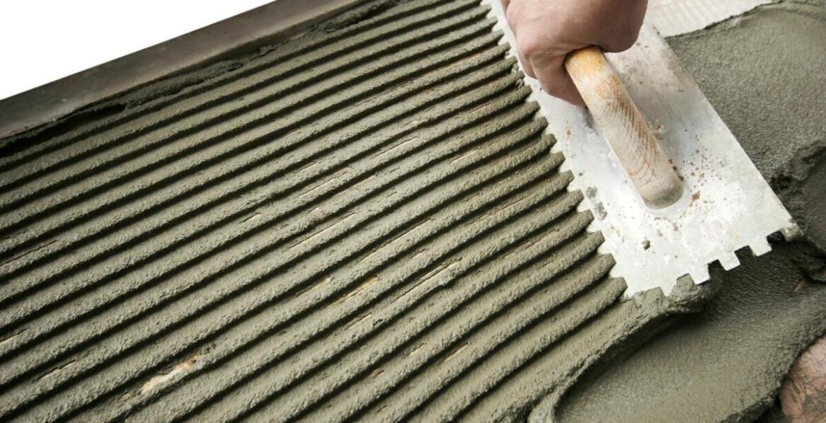 Jak właściwie przygotować podłoże do zaprawy murarskiej pod klinkier?