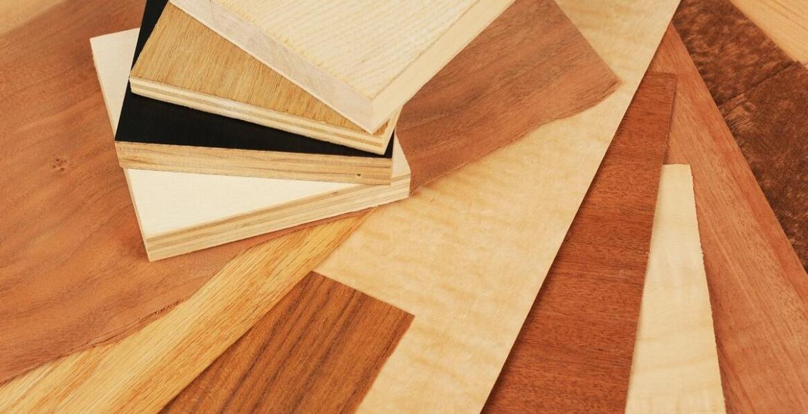 Wybór materiałów do budowy garażowych drzwi: co warto rozważyć?