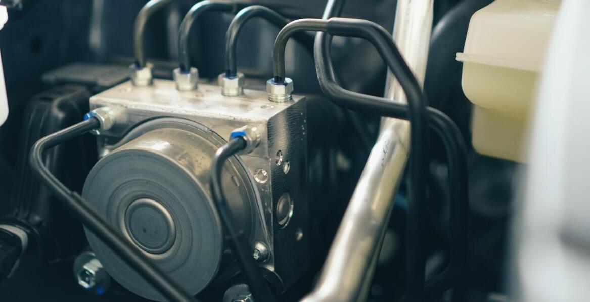 Jakie są kluczowe korzyści z zastosowania nowoczesnych zabezpieczeń w systemach naczep?