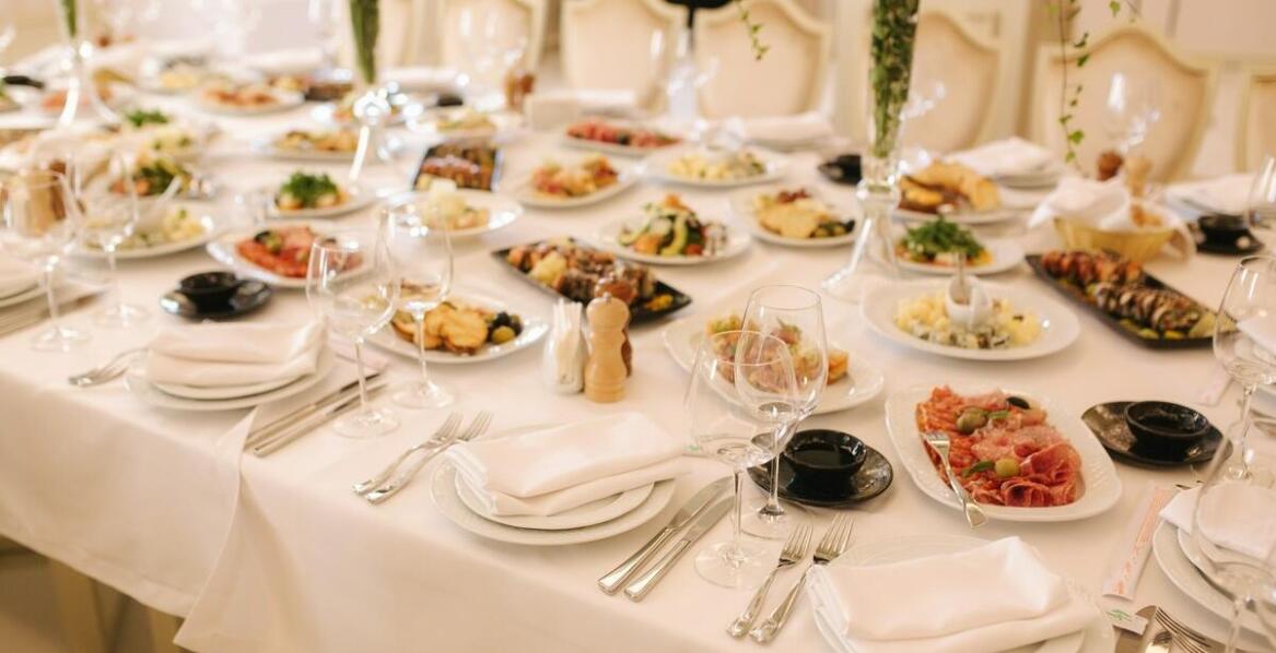 Czym różnią się oferty okolicznościowych imprez w różnych hotelach w Radomiu?