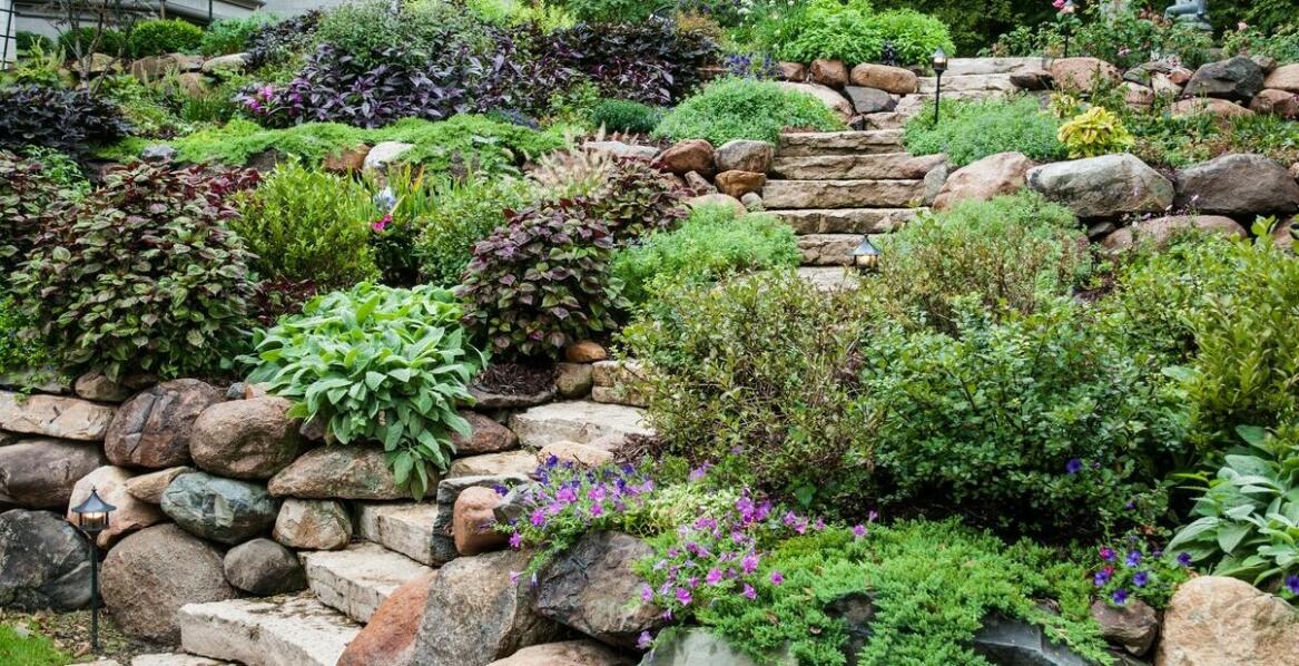 Mur oporowy jako dekoracyjny i funkcjonalny element w ogrodzie