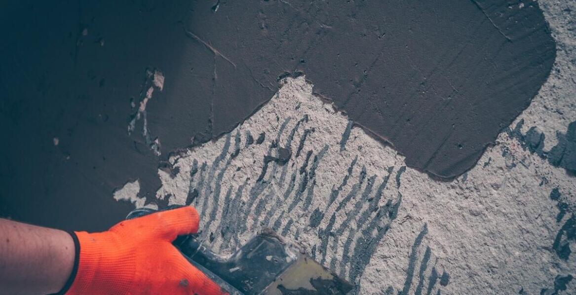 Zastosowanie elastycznego kleju do płytek w dużych budowlanych projektach