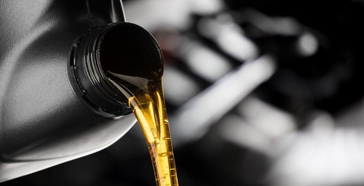 Jakie korzyści przynosi stosowanie olejów do maszyn w magazynach?