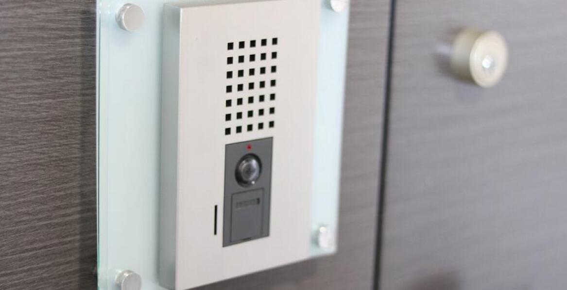 Bezpieczeństwo a 2-żyłowe domofony – co warto wiedzieć przed zakupem?