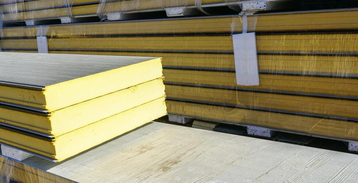 Czym charakteryzują się wysokiej klasy płyty warstwowe ścienne?