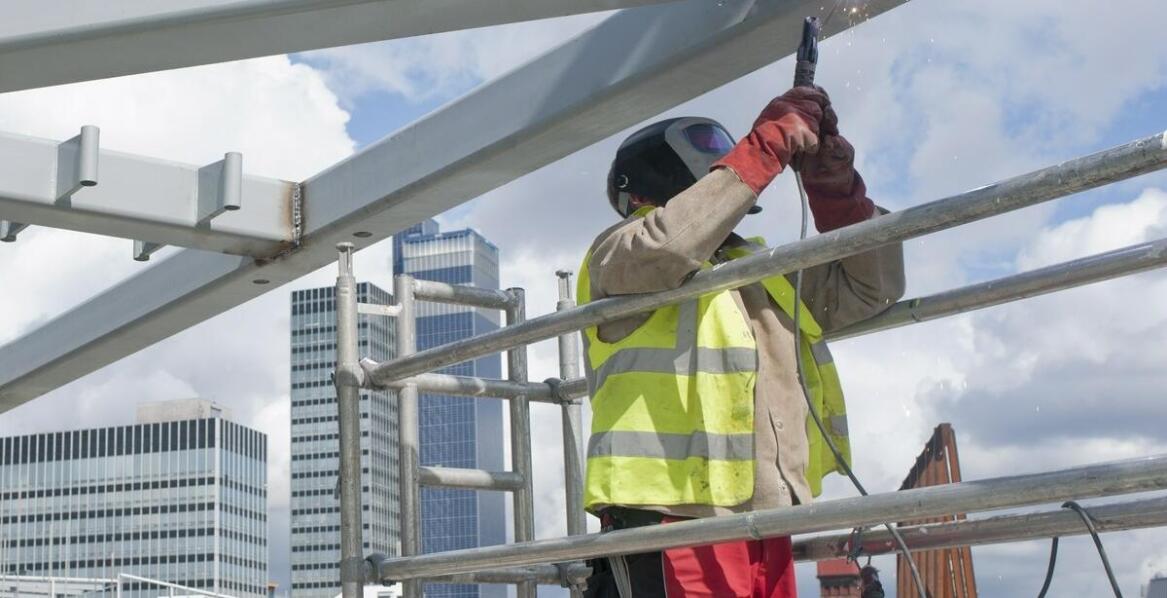 Jakie procedury zapewniają bezpieczeństwo podczas demontażu konstrukcji?