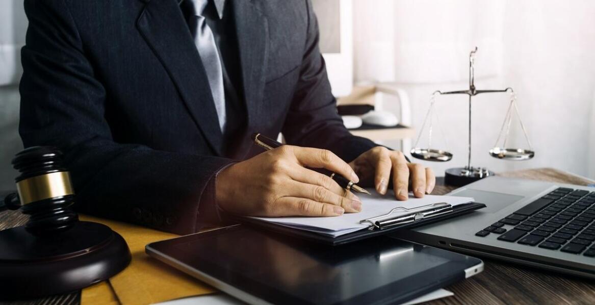 Jak prawnik może pomóc w sporządzaniu umów cywilnych i gospodarczych?
