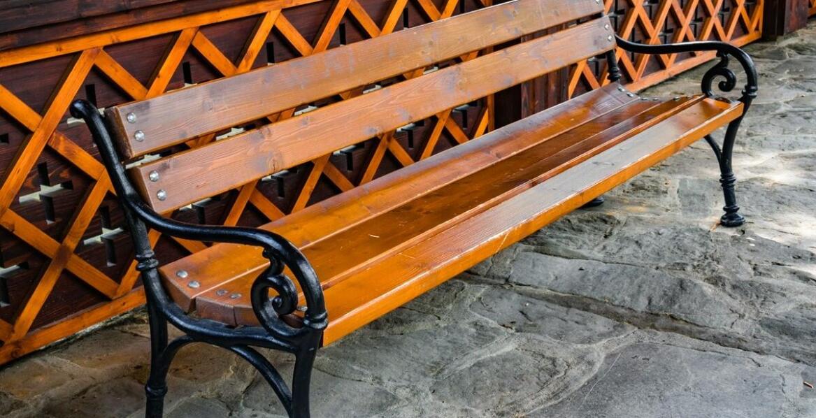 Jak wybrać idealną ogrodową ławkę z żeliwa i drewna olchy?