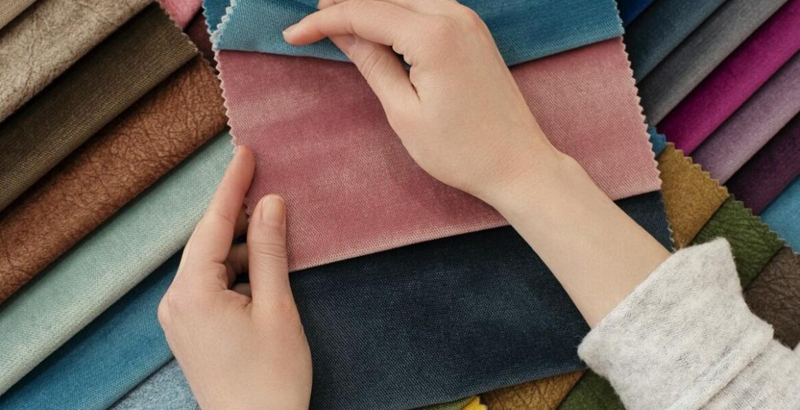 Wzory i kolory vintage tkanin – jak wpływają na charakter wnętrza?