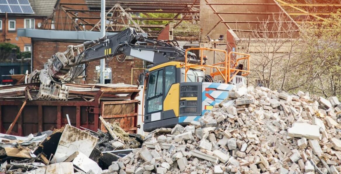 Rola wynajmu koparek w zwiększaniu efektywności rozbiórek