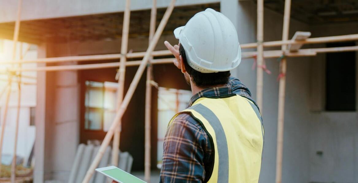 Jak efektywnie zarządzać dostawami materiałów z lokalnego budowlanego składu?