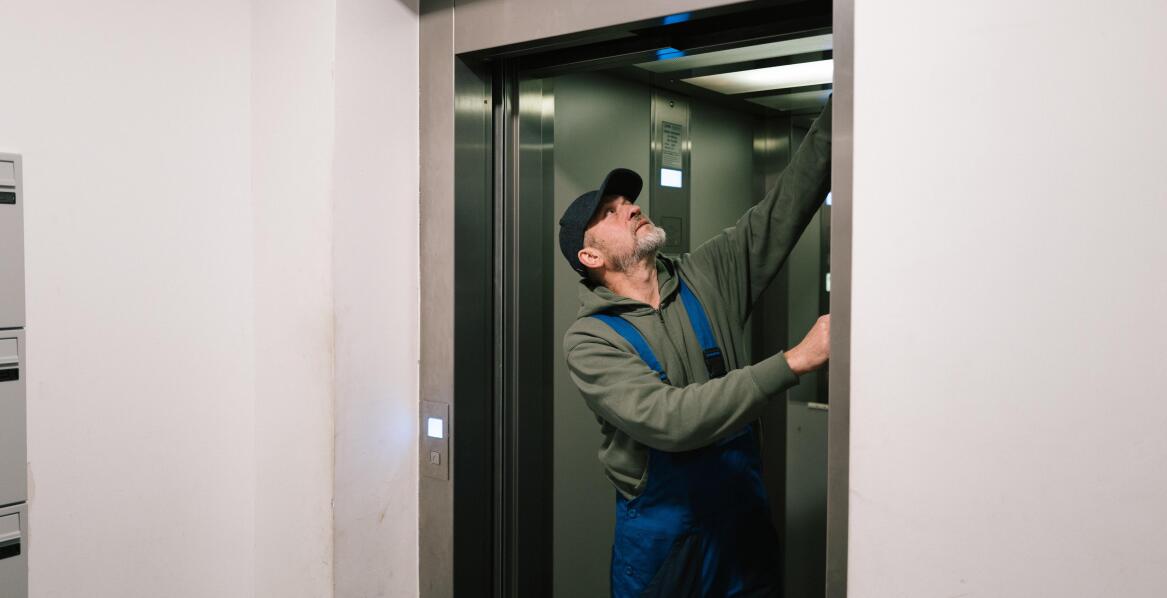 Jak serwis osobowych wind może poprawić efektywność energetyczną budynku?