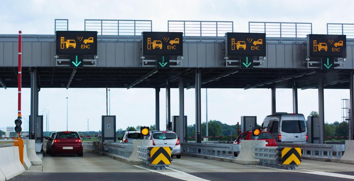 Odcinki płatne, cennik przejazdów i bramki – kompendium wiedzy dla podróżujących.
