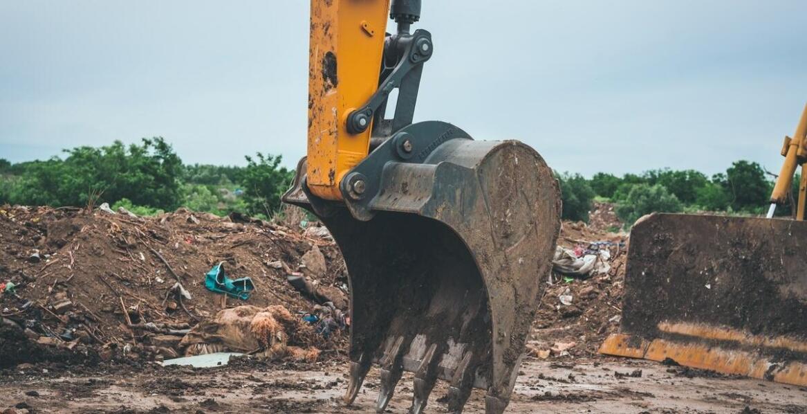 Standardy bezpieczeństwa związane z używaniem zębów do łyżek w koparkach