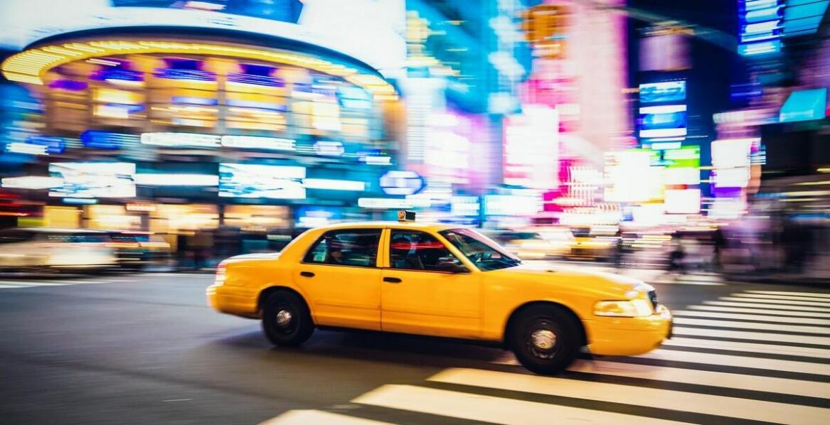 Jakie usługi transportowe obejmują lokalna firma taksówkarska?