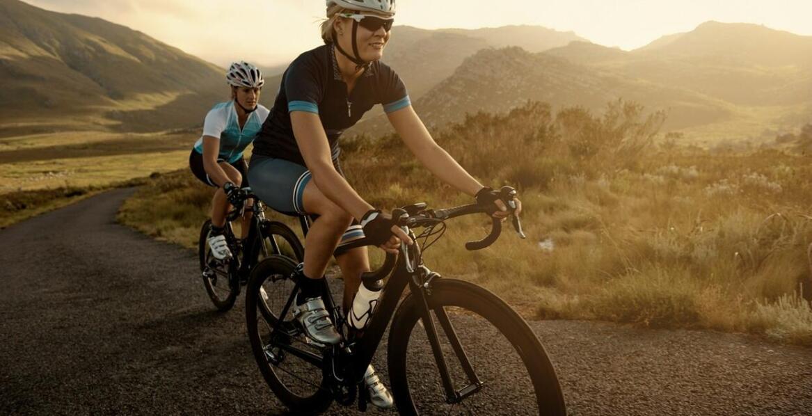 Jakie systemy zapięć zapewniają optymalne dopasowanie na szosie?