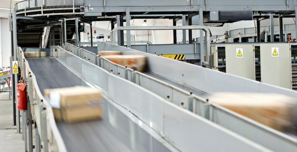 Jak maszyna pakująca może zmniejszyć koszty operacyjne w logistyce?