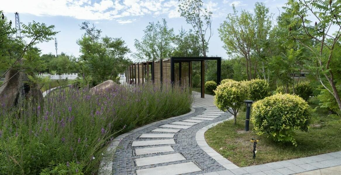 Jak dostosować śmietnikową wiatę do specyfiki działki?