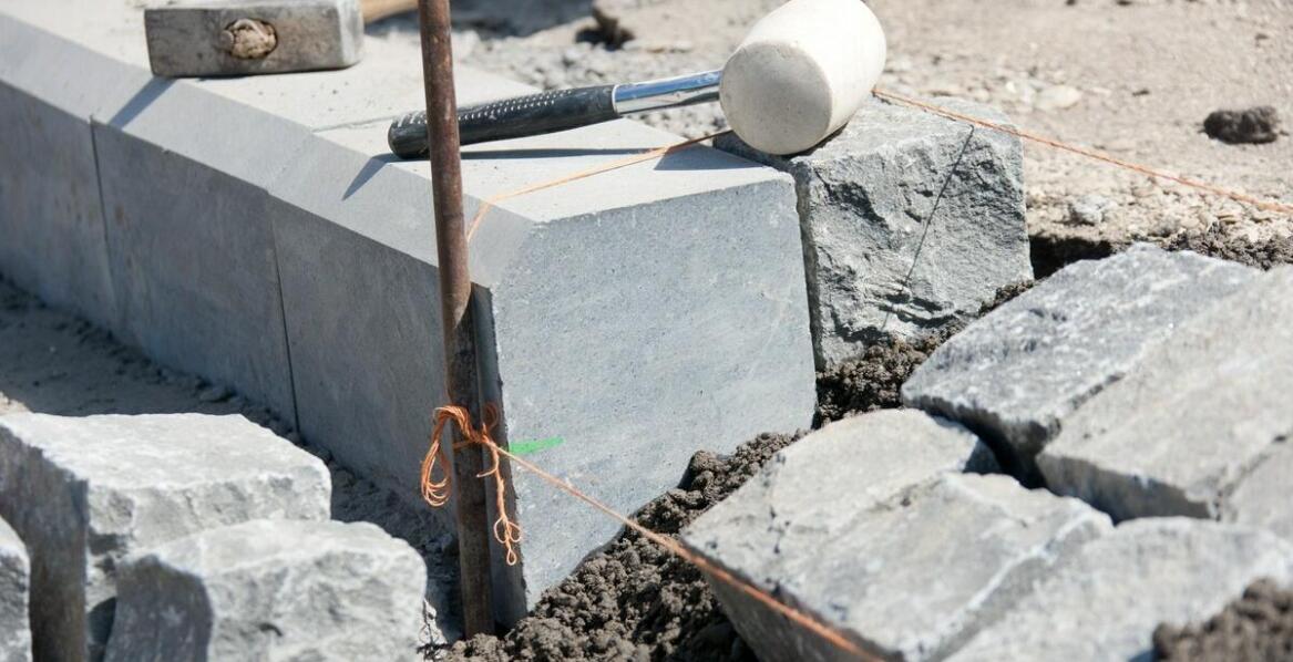 Jak montaż masztów wpływa na stabilność i bezpieczeństwo flagi?