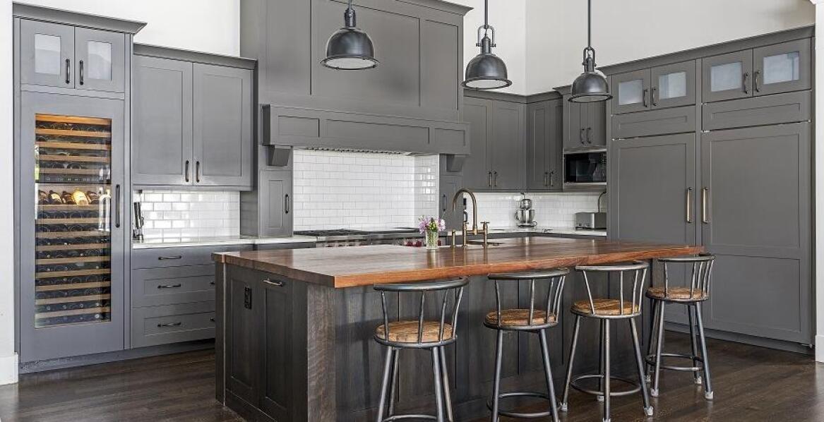 Jak personalizować wyposażenie w kuchniach na wymiarze?