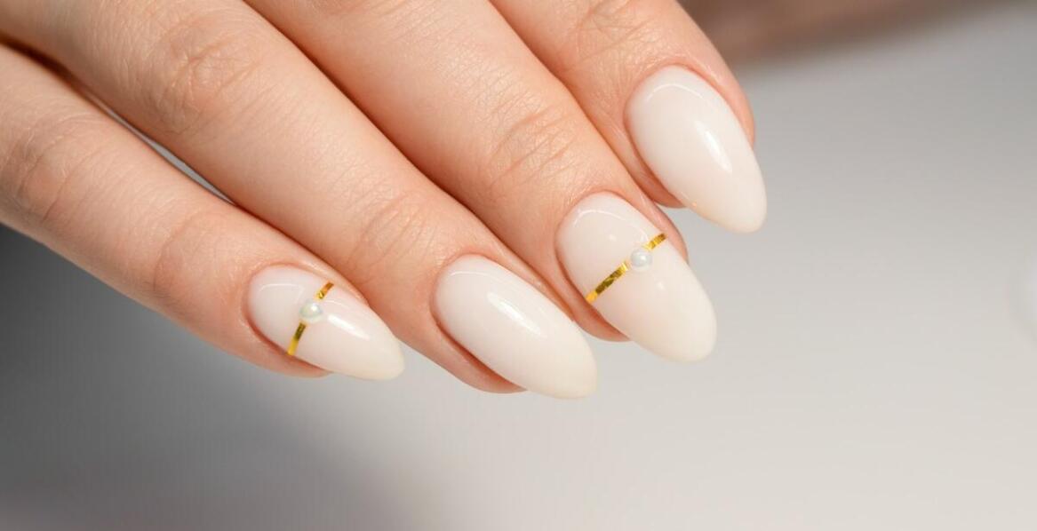 Jak uzyskać efekt flash w hybrydowym manicure?