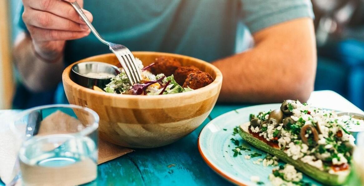 Wyżywienie w pensjonacie w Karpaczu: opcje dla wegetarian i wegan